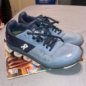 On cloud women’s 9.5 running shoes